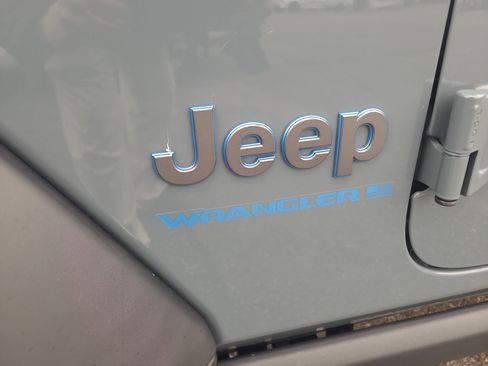 Used 2024 Jeep Wrangler Unlimited image 29