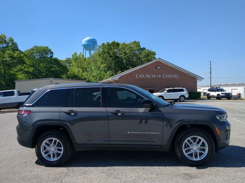 Used 2024 Jeep Grand Cherokee Laredo X AWD/4WD image 2