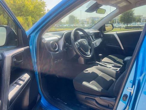 Used 2018 Toyota RAV4 LE FWD image 3
