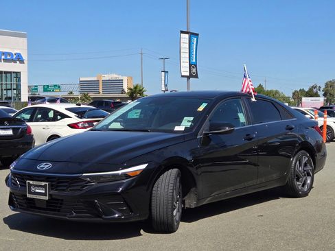 Used 2025 Hyundai Elantra Limited FWD image 3