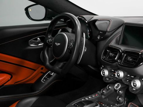 Used 2019 Aston Martin V8 Vantage Coupe RWD image 25