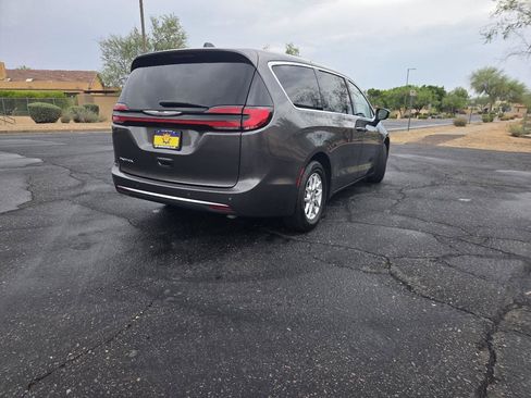 Used 2023 Chrysler Pacifica Touring-L FWD image 6