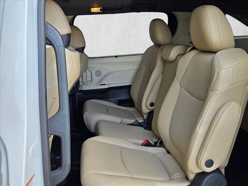 Used 2022 Toyota Sienna XLE FWD image 18