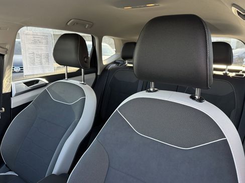 Used 2025 Volkswagen Taos SE image 14