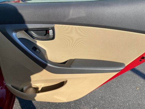 Used 2013 Hyundai Elantra GLS w/ Preferred Pkg image 28