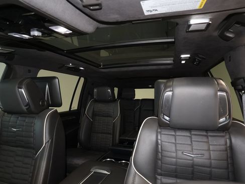 Used 2025 Cadillac Escalade ESV V AWD/4WD image 18