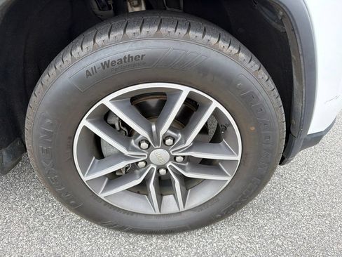 Used 2017 Jeep Grand Cherokee Limited RWD image 4