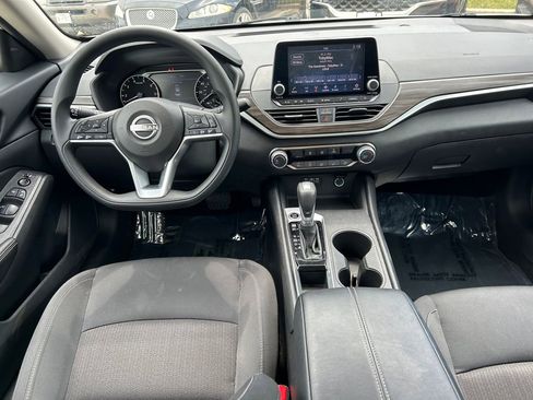 Used 2025 Nissan Altima 2.5 SV FWD image 15