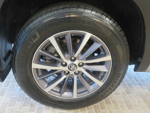 Used 2018 Toyota Highlander XLE AWD/4WD image 9