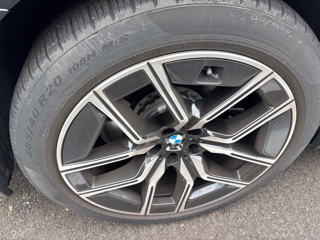 Used 2024 BMW 740i w/ Premium Package RWD image 8