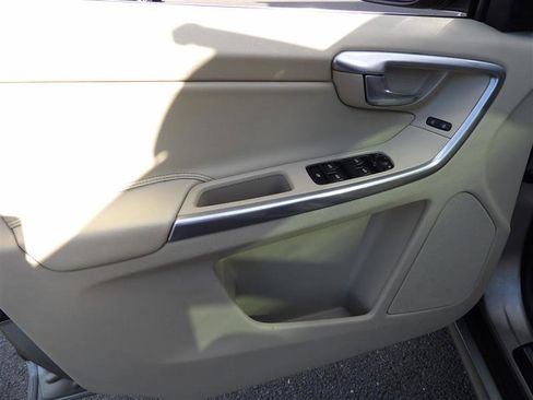 Used 2015 Volvo XC60 T5 w/ Proximity Package image 10