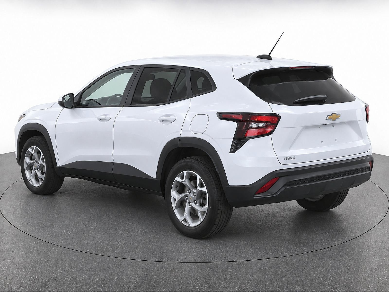 Used 2024 Chevrolet Trax LS w/ LS Convenience Package FWD image 3