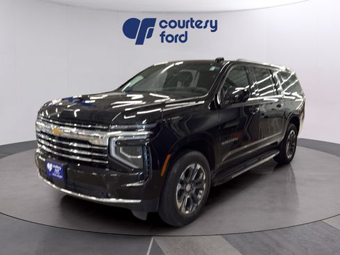 Used 2025 Chevrolet Suburban LT w/ Comfort Package AWD/4WD image 3