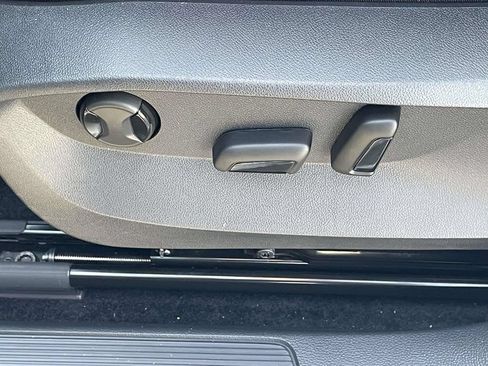 New 2026 Volkswagen Taos SE FWD image 15