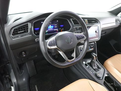 Used 2022 Volkswagen Tiguan SE w/ Panoramic Sunroof Package image 23