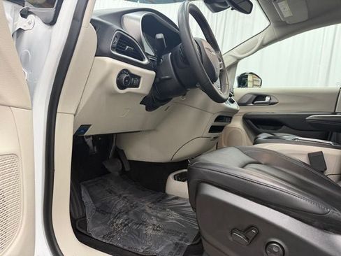 Used 2024 Chrysler Pacifica Touring-L FWD image 16