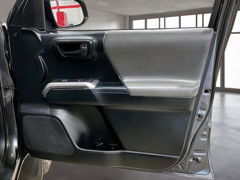 Used 2017 Toyota Tacoma SR5 w/ Tow Package AWD/4WD image 22