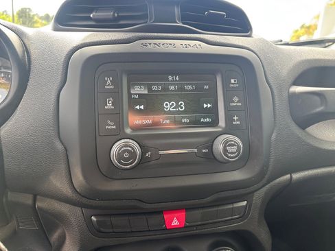 Used 2015 Jeep Renegade Latitude FWD image 22