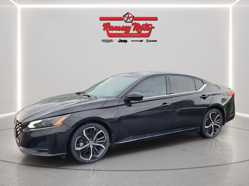 Used 2023 Nissan Altima 2.5 SR w/ SR Premium Package FWD image 1