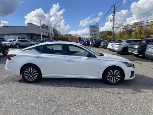 Used 2024 Nissan Altima 2.5 SV image 2