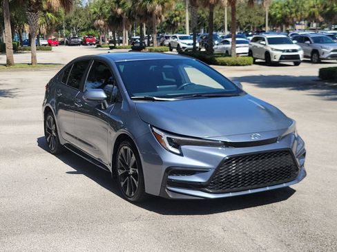 Used 2025 Toyota Corolla SE FWD image 2