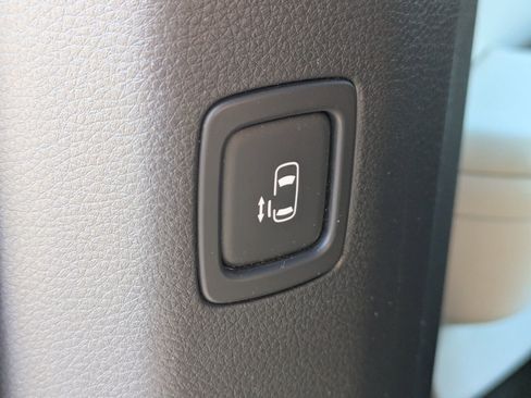 Used 2024 Kia Carnival EX image 28