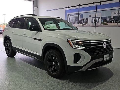 New 2026 Volkswagen Atlas Peak Edition AWD/4WD image 2