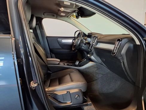 Used 2021 Volvo XC40 T4 Momentum image 12