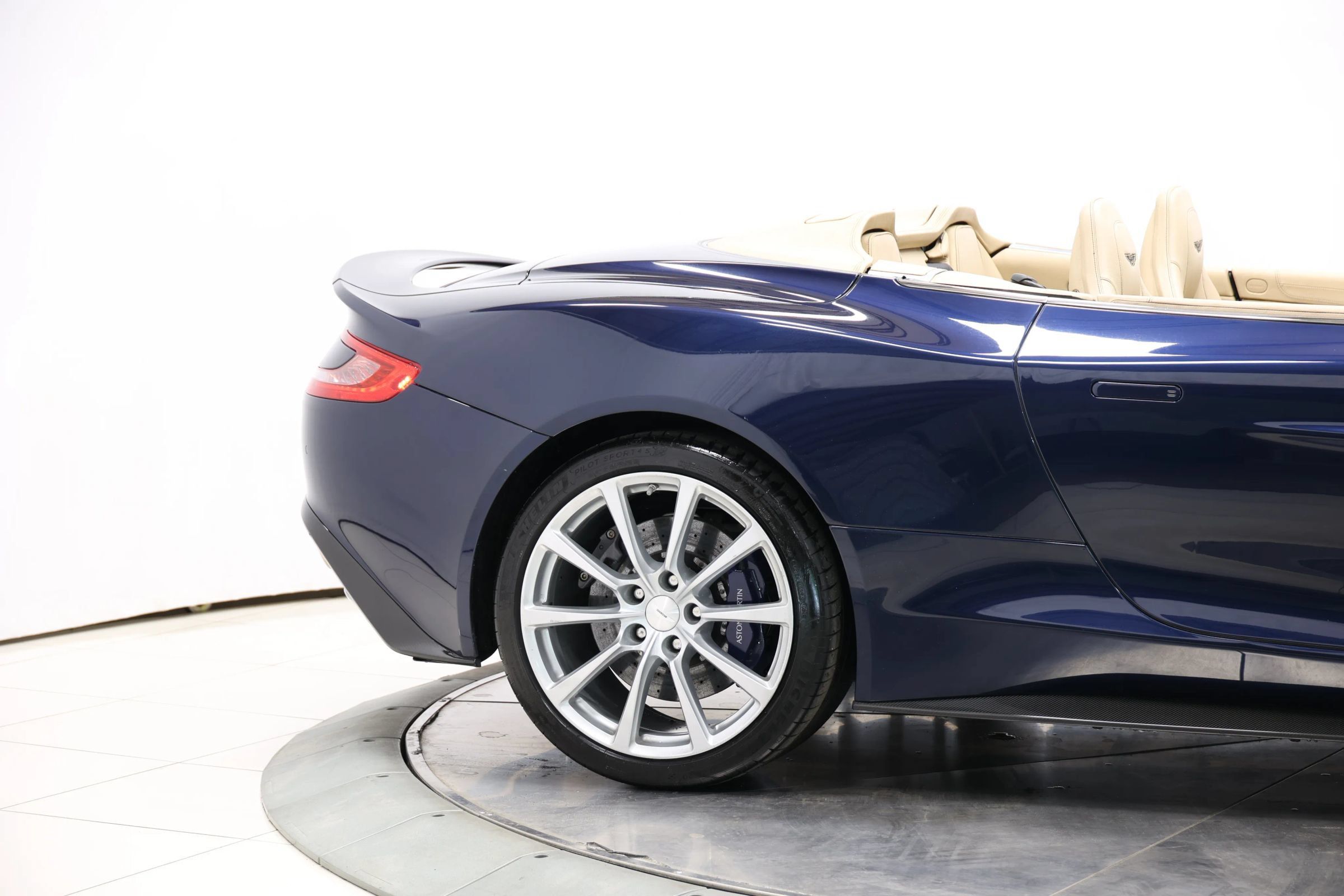 Used 2016 Aston Martin Vanquish Volante RWD image 54