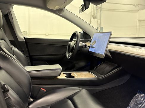 Used 2021 Tesla Model Y Long Range image 17