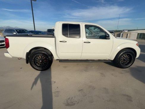 Used 2020 Nissan Frontier SV w/ Midnight Edition Floor Mats image 9