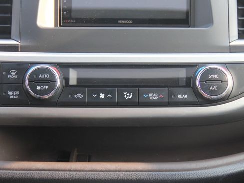 Used 2018 Toyota Highlander Limited AWD 4dr SUV image 24