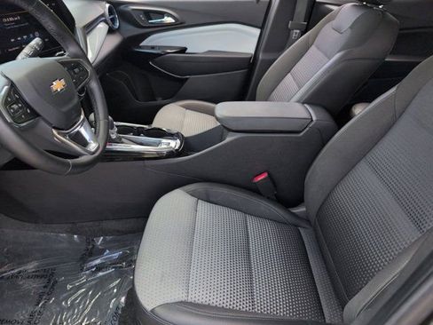 Used 2025 Chevrolet Trax LT w/ LT Convenience Package FWD image 24