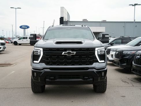 Used 2024 Chevrolet Silverado 2500 ZR2 w/ Technology Package image 2
