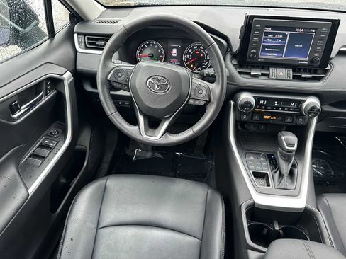 Used 2022 Toyota RAV4 XLE Premium image 17