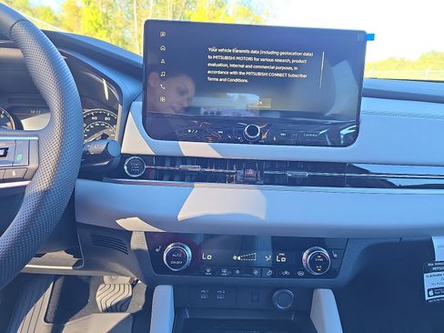 New 2025 Mitsubishi Outlander SE image 19