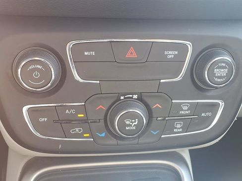 Used 2018 Jeep Compass Latitude w/ Popular Equipment Group FWD image 5