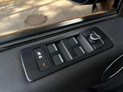 Used 2020 Land Rover Discovery SE image 14