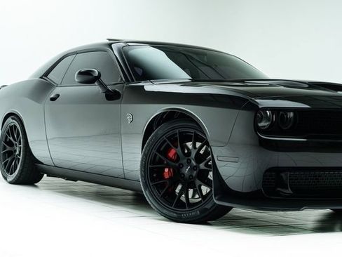 Used 2016 Dodge Challenger SRT Hellcat RWD image 3