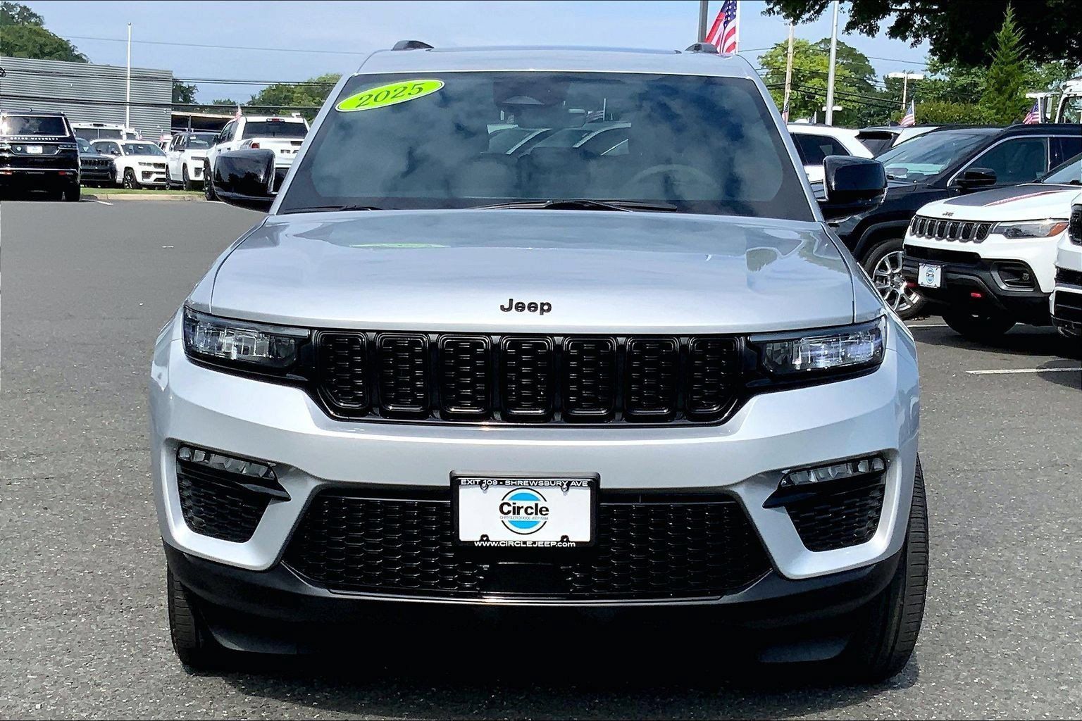 Certified 2025 Jeep Grand Cherokee Limited w/ Black Appearance Package AWD/4WD image 3