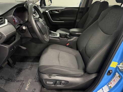 Used 2021 Toyota RAV4 XLE image 19