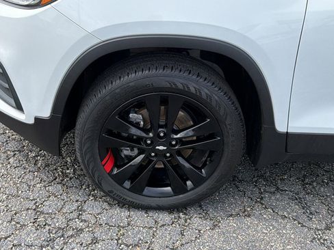 Used 2022 Chevrolet Trax LT w/ Redline Edition AWD/4WD image 9