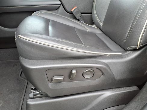 Used 2023 Chevrolet Suburban Premier image 17