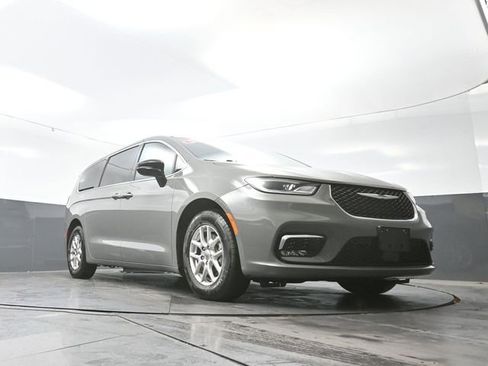 Used 2025 Chrysler Pacifica Select image 48