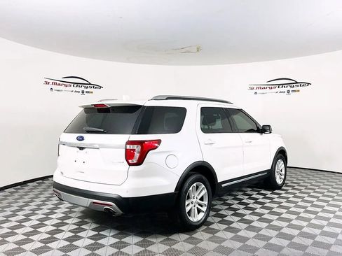 Used 2017 Ford Explorer XLT w/ Equipment Group 202A image 8