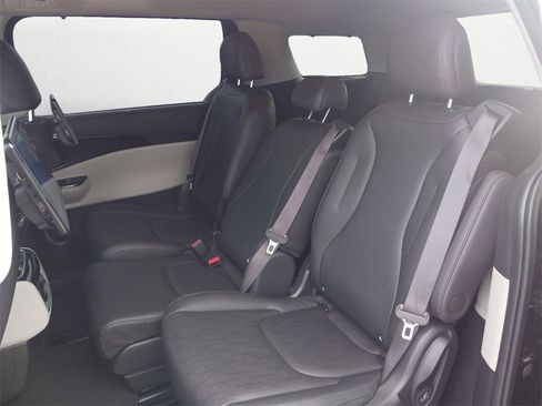 Used 2024 Kia Carnival SX image 9