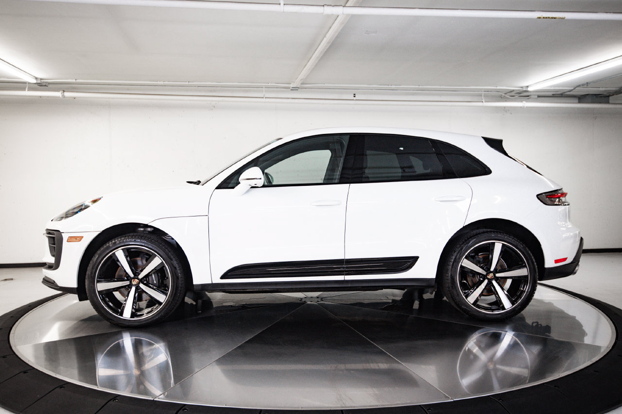 Certified 2026 Porsche Macan AWD/4WD image 2