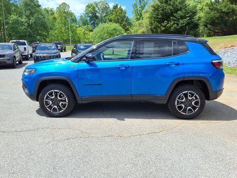 Used 2025 Jeep Compass Trailhawk AWD/4WD image 5