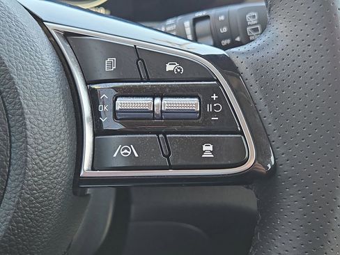 Certified 2025 Kia Seltos SX w/ SX Sunroof Package image 32