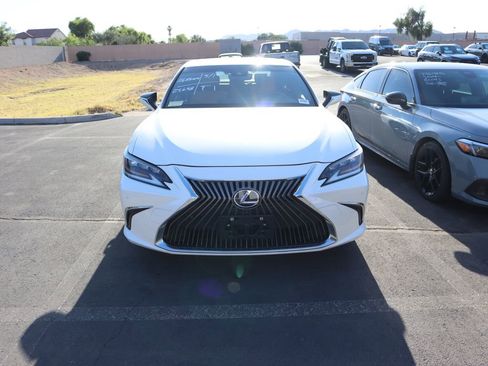 Used 2019 Lexus ES 300h Ultra Luxury w/ Accessory Package 2 FWD image 2